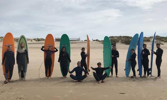 ¡Atrapa la ola! Aprende a surfear con nuestros experimentados instructores en Costa da Caparica