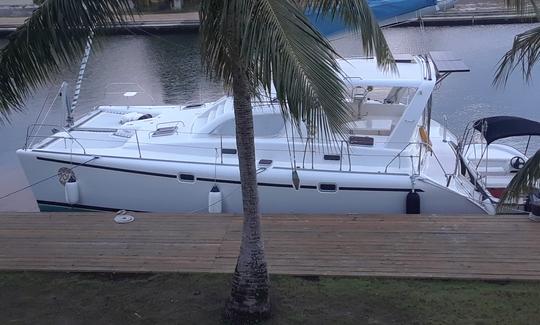 Catamaran à voile de luxe Leopard 38 à Placencia, Belize