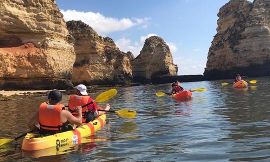 Passeio de barco nas cavernas e aventura de caiaque em Lagos