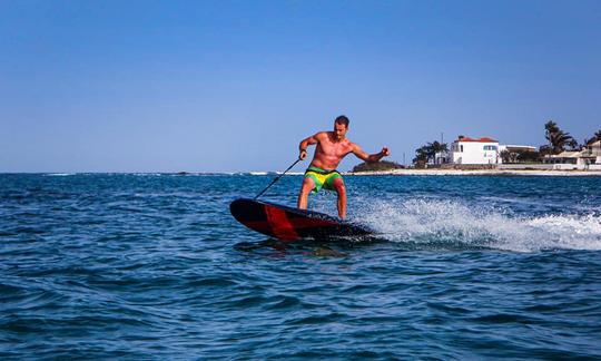 Alquiler de tabla de surf eléctrica ecológica Carver X en Corralejo