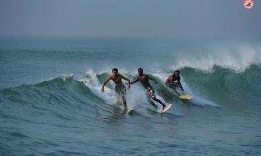 Apprenez à surfer à Puri, dans l'Odisha, avec nous !