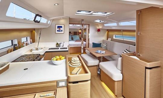 Iate à vela “Eleni” Jeanneau Sun Odyssey 440 de 44 pés em Nikiti, Grécia