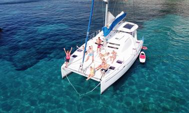 Únase a nosotros para unas vacaciones en catamarán privado de medio día completo navegando por Ibiza y Formentera