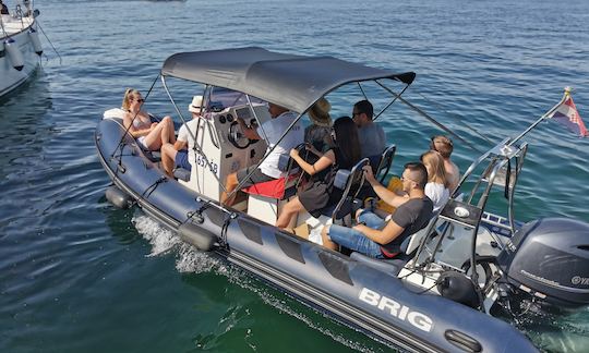 Bateau à moteur RIB personnalisé pouvant accueillir jusqu'à 10 personnes à Šibenik, dans le comté de Šibenik-Knin