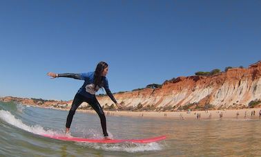 Leçon de surf sur la plage de Falésia