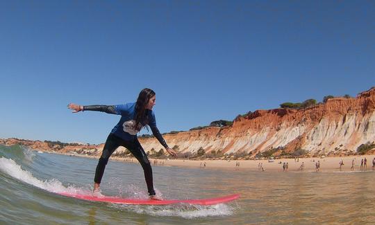 Clase de surf en Falésia Beach