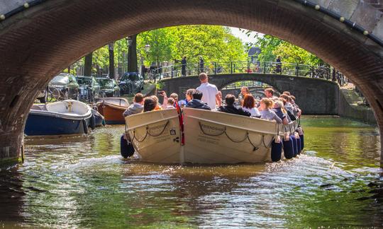 35-43 pessoas: 'Damrak Gin Hal Canal Boat' em Amsterdã (100% elétrico)