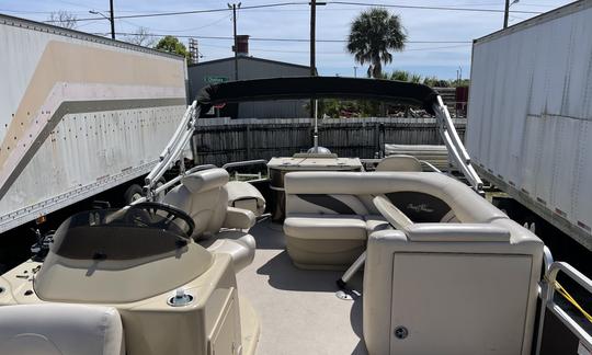 Alquiler de pontones SunChaser Craft 8520 Classic Cruise-n-Fish de 24 pies en Tampa, Florida