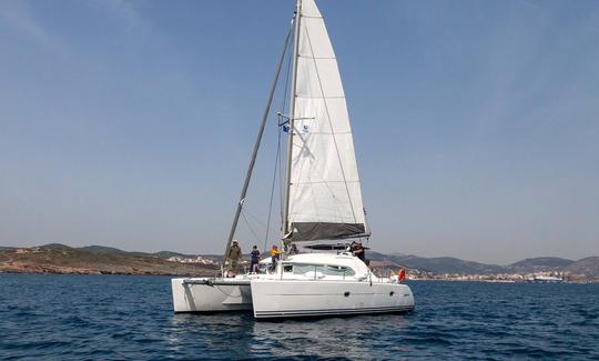 Belo catamarã de cruzeiro Lagoon 380 S2 em Lavrio, Grécia