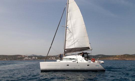 Belo catamarã de cruzeiro Lagoon 380 S2 em Lavrio, Grécia