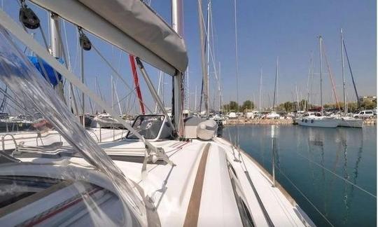 Alquiler de velero Oceanis 40 con motor de 29 CV en Lavrio