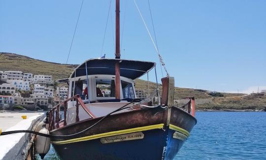 Passeio de barco tradicional em Kythnos