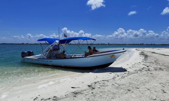 Bote pequeño para hacer snorkel en la consola central de Isla Mujeres en Cancún, México