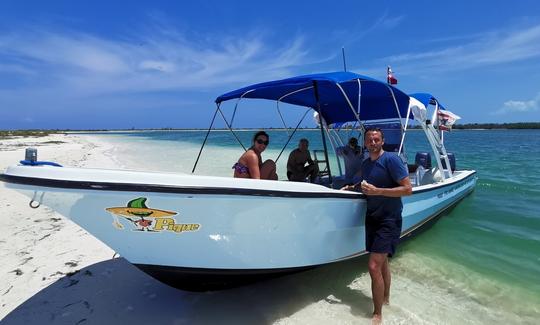 Bote pequeño para hacer snorkel en la consola central de Isla Mujeres en Cancún, México