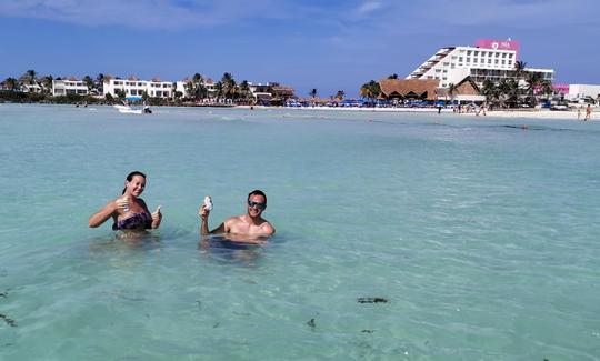 Bote pequeño para hacer snorkel en la consola central de Isla Mujeres en Cancún, México