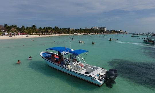 Bote pequeño para hacer snorkel en la consola central de Isla Mujeres en Cancún, México