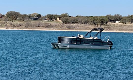 ¡Alquiler de pontones en Misty Harbor con Captain en Canyon Lake, TX!