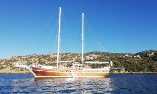 Location de yacht de luxe avec équipage à Bosa, Sardaigne, Italie 