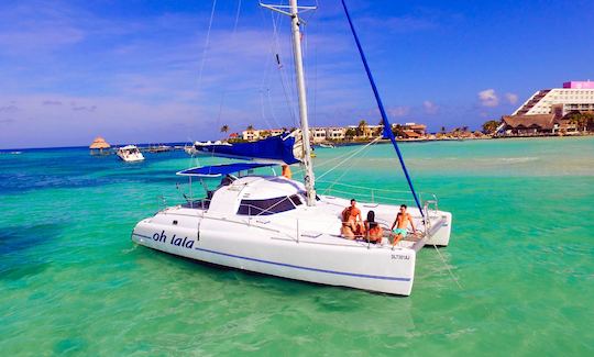 Saludos a los mares: ¡Alquile un catamarán de 37 pies en Cancún con opciones de barra libre!