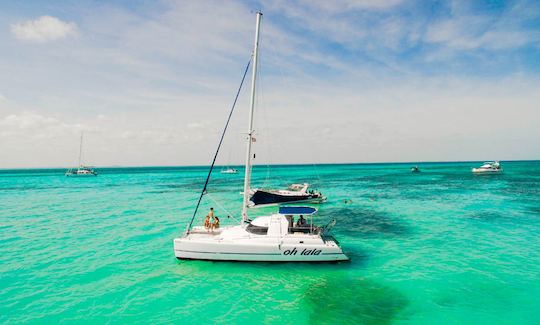 Saludos a los mares: ¡Alquile un catamarán de 37 pies en Cancún con opciones de barra libre!