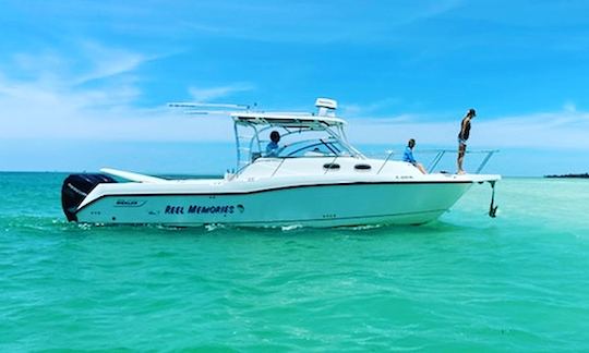 Boston Whaler Conquest de 32 pies con cabina grande y aire acondicionado, en la parte baja de los Cayos de Florida