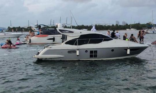 Yacht à moteur de luxe Azimut de 42 pieds à louer à Miami, en Floride