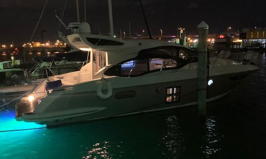 Yacht à moteur de luxe Azimut de 42 pieds à louer à Miami, en Floride