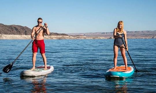 Planche à pagaie dans la ville de Lake Havasu