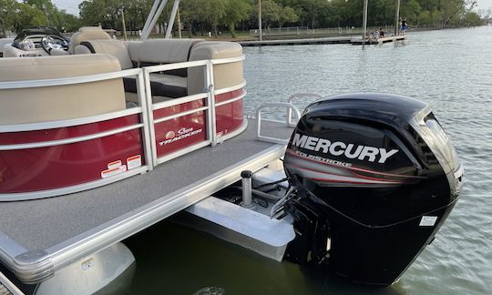 3 Day Minimum** 2018 Sun Tracker Party Barge 24 DLX Pontoon Boat | Lake Granbury