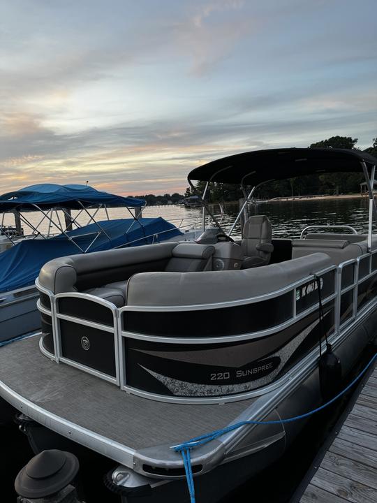 Luxury Party Tritoon Boat on Lake Norman