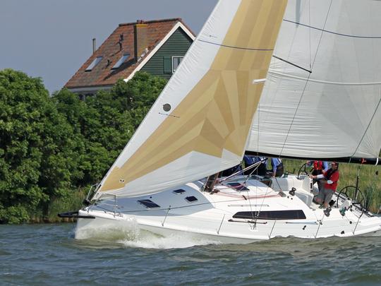 Yate de vela de diseño único, navegación rápida y alto confort 