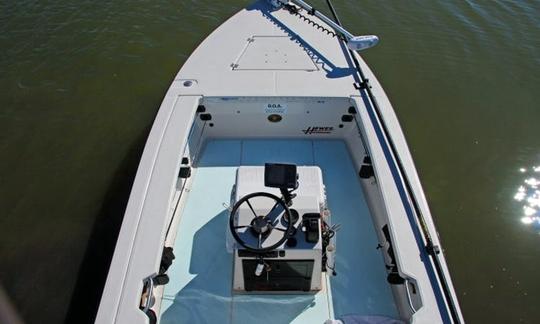 Benne plate Hewes de 16 pieds bien entretenue prête à pêcher à Cocoa Beach, en Floride