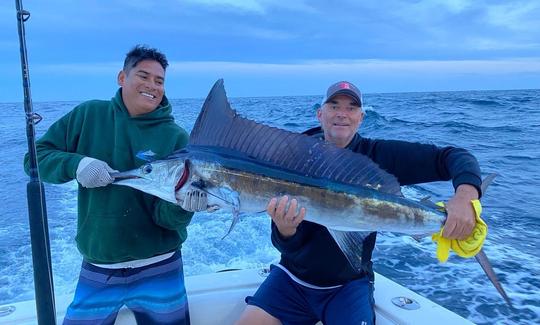 Bateau de pêche à moteur Cabo 35 avec équipement professionnel à Puerto Vallarta