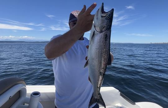 Barco de pesca com console central