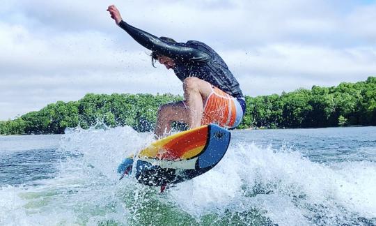 Bote de surf Axis A-22 de 22 pies. ¡Las tarifas de barcos de surf más bajas del lago!