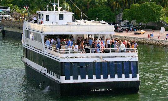 Catalina - Yate de lujo para fiestas de 130 pies en Fort Lauderdale (solo con capitán)