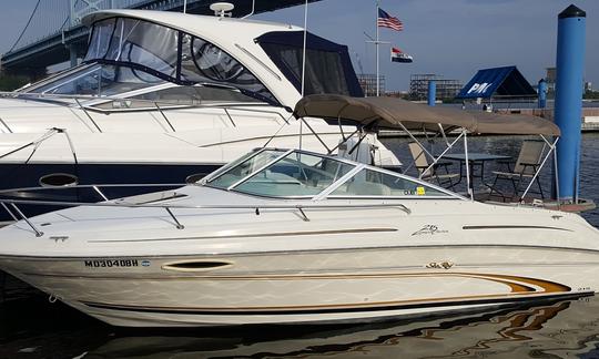 Barco a motor Sea Ray 225 Express Cruiser na praia de Fort Lauderdale Pompano..