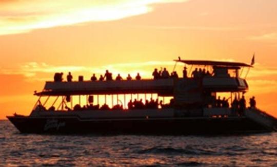 Mergulho com snorkel ou passeio ao pôr do sol com tudo incluído em um grande barco de cruzeiro de 2 níveis