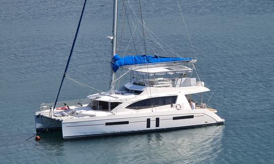 Catamaran à voile pour la location de plongée et de pêche aux Philippines