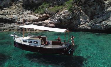 Barco a motor tradicional para alugar em Port de Pollença, Espanha1