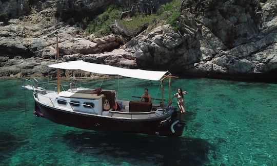 Traditional boat rental with or without skipper.