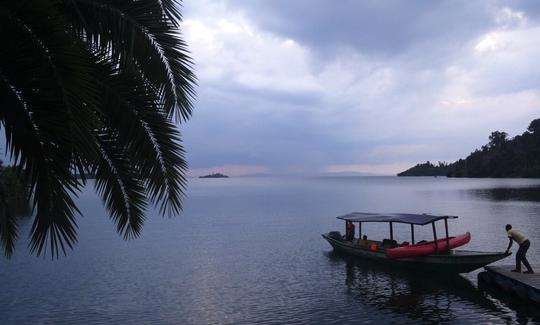 23' Motor Boat Tour lake Kivu in Gisenyi