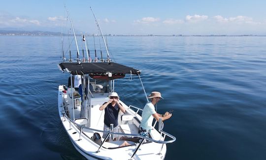 Bateau de pêche à console centrale à Puerto Vallarta