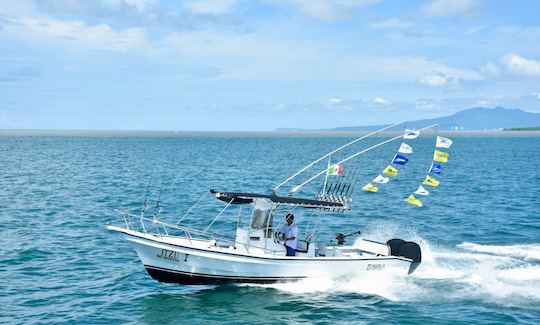 Bateau de pêche à console centrale à Puerto Vallarta