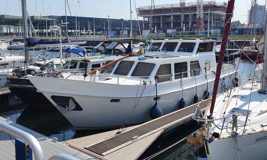 Navega por ciudades históricas de Bélgica con un yate a motor de 50 pies