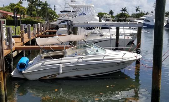 Barco a motor Sea Ray 225 Express Cruiser na praia de Fort Lauderdale Pompano..