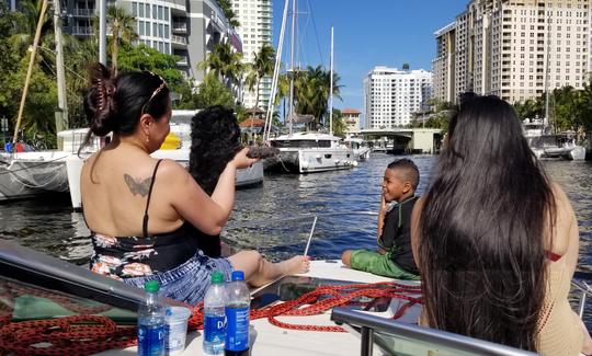 Barco a motor Sea Ray 225 Express Cruiser na praia de Fort Lauderdale Pompano..