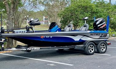 Barco de pesca de robalo em St. Cloud em Big Lake Toho