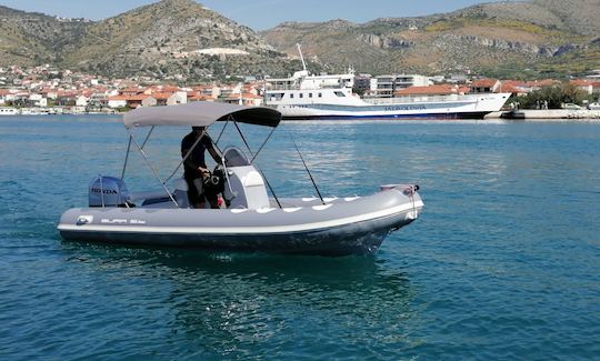 Alquile el bote inflable Bura 5.6 de 18 pies en Trogir