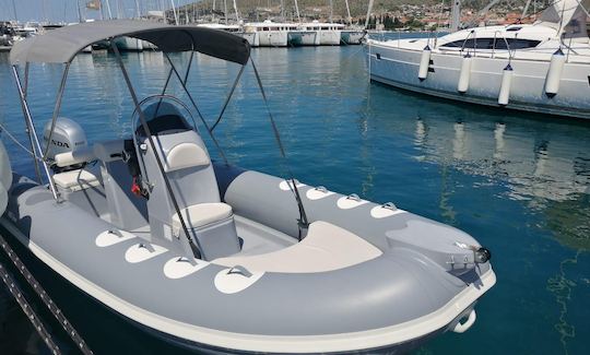 Alquile el bote inflable Bura 5.6 de 18 pies en Trogir